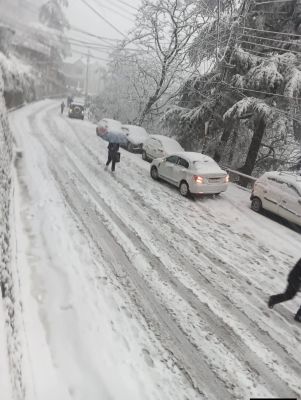 हिमाचल में सीज़न की पहली भारी बर्फ़बारी, शिमला&ndash;मनाली में झूमे सैलानी, अप्पर शिमला का टूटा संपर्क
