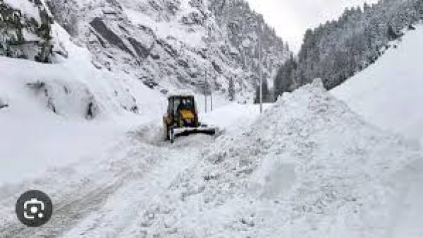भारी बर्फबारी से प्रमुख राजमार्ग ठप