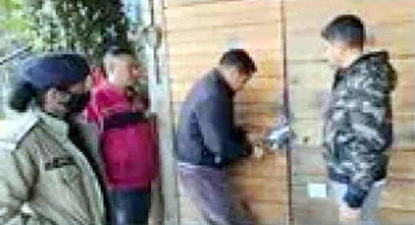 सरकारी भूमि पर संचालित कैफे की कुर्की, प्रशासन ने लिया कब्जा