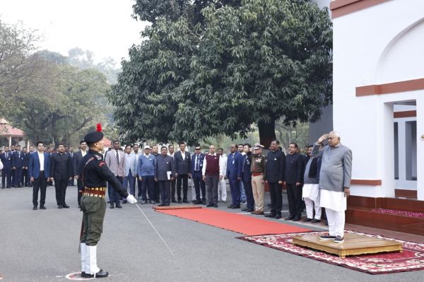 मुख्यमंत्री और दोनों उपमुख्यमंत्री ने अपने आवास पर फहराया तिरंगा