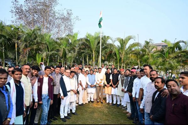 जांजगीर-नैला रेलवे स्टेशन के सामने पूर्व नेता प्रतिपक्ष नारायण चंदेल ने फहराया ध्&zwj;वज