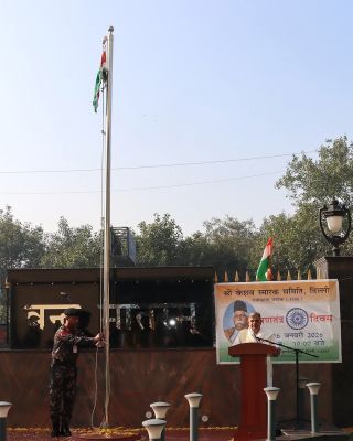  सरकार्यवाह होसबाले ने दिल्ली के संघ कार्यालय पर फहराया तिरंगा