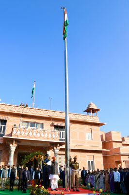 राज्यपाल ने लोकभवन में राष्ट्रीय ध्वज फहराया