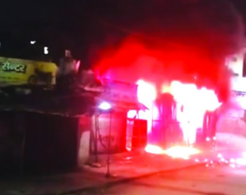 ज्वालापुर में टायर की दुकान में लगी आग,लाखों का सामान जलकर राख