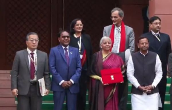 राष्ट्रपति से मुलाकात के बाद संसद भवन पहुंची वित्तमंत्री, कुछ देर में पेश करेंगी बजट