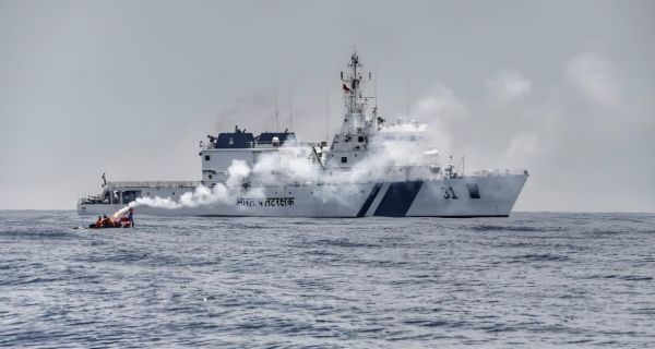 भारतीय तटरक्षक बल के 50वें स्थापना दिवस पर प्रधानमंत्री मोदी, नितिन गडकरी और कांग्रेस अध्यक्ष ने दी शुभकामनाएं