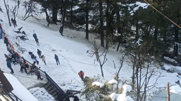 हिमाचल में फिर बदला मौसम, कुफ़री समेत ऊंचे इलाकों में हिमपात, ठंड बढ़ी