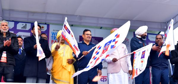 मुख्यमंत्री ने एयू मैराथन को दिखाई हरी झण्डी