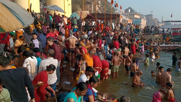 वाराणसी: माघ पूर्णिमा पर लाखों श्रद्धालुओं ने पुण्य सलिला गंगा में लगाई आस्था की डुबकी