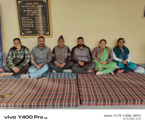 नगर पंचायत नौगांव सभासदों ने अध्यक्ष के खिलाफ खोला मोर्चा, धरने पर बैठे 6 सभासद