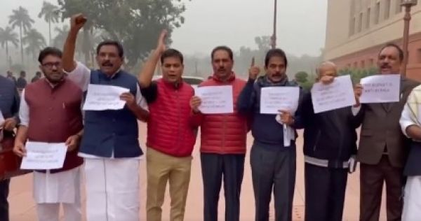 केरल के विपक्षी सांसदों का संसद भवन के बाहर प्रदर्शन, केंद्रीय बजट में उपेक्षा का आरोप