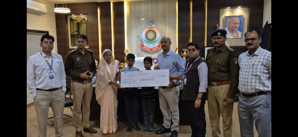 स्वर्गीय आरक्षक की पत्नी को पुलिस सैलरी पैकेज के तहत मिला एक करोड़ रुपये का बीमा चेक