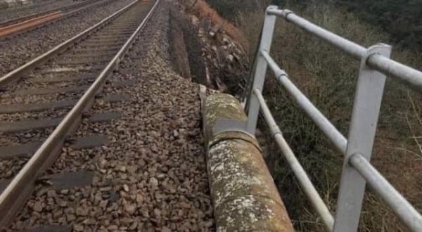 रेलवे के पैरापेट तोड़े जाने से थाल कला मार्ग पर वाहन सवारों की बढ़ी दिक्कत