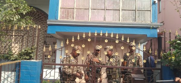 दुर्गापुर में कई व्यापारियों तथा पुलिस अधिकारी के घर इडी की छापेमारी से हड़कंप