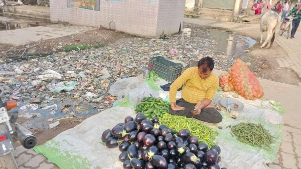  सब्जी मंडी व प्राचीन मेला ग्राउंड क्षेत्र में गंदगी से बजबजाई नालियां, दुर्गंध से जनजीवन प्रभावित