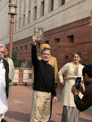 राहुल गांधी ने संसद परिसर में नरवणे की अप्रकाशित पुस्तक दिखलाते हुए सत्ता पक्ष पर निशाना साधा