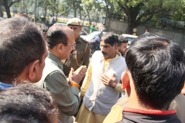 गड्ढे में गिरकर बाइक सवार की मौत, मंत्री सूद बोले- दोषियों को दी जाएगी सख्त सजा