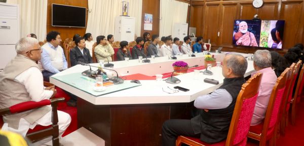 मप्रः बच्चों के साथ &ldquo;परीक्षा पे चर्चा&rdquo; कार्यक्रम में शामिल हुए राज्यपाल पटेल