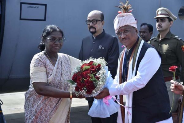 छत्&zwj;तीसगढ़ के जगदलपुर पहुंचीं राष्ट्रपति मुर्मु, 'बस्तर पण्डुम 2026' समारोह में होंगी शामिल