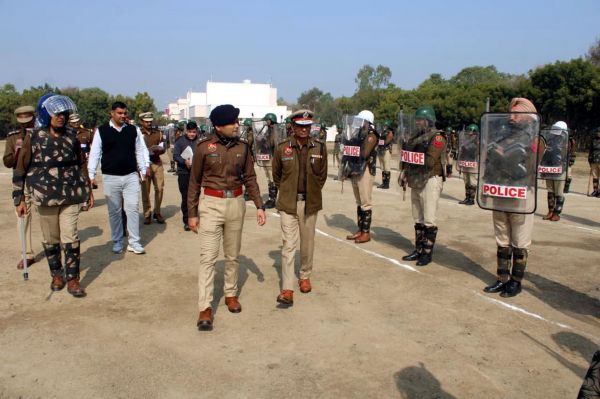 फतेहाबाद में आईजी ने लिया कानून-व्यवस्था व दंगाें से निपटने की तैयारियों का जायजा