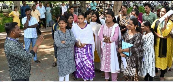 चेन्नईः टीएनपीएससी ग्रुप 2, 2ए परीक्षाएं स्थगित, परीक्षा केंद्रों में गड़बड़ी से हंगामा