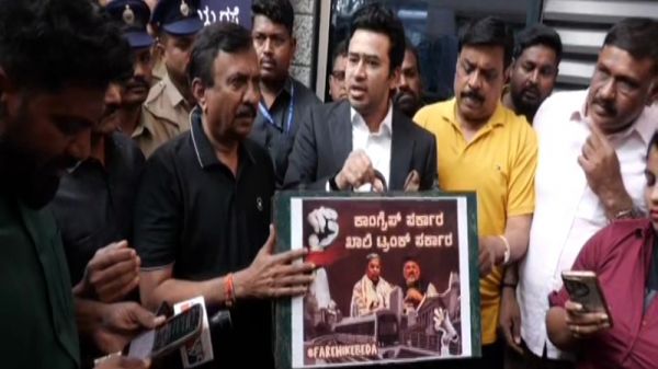 बेंगलुरु मेट्रो किराया बढ़ोतरी के विरोध में भाजपा ने किया प्रदर्शन