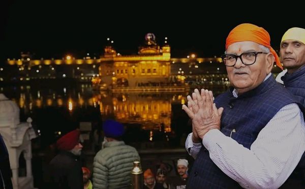 पंजाब के राज्यपाल गुलाब चंद कटारिया ने दरबार साहिब में माथा टेका
