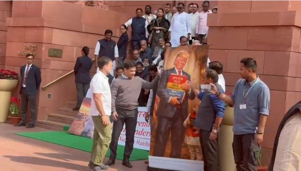 कांग्रेस सांसदों का संसद परिसर में विरोध प्रदर्शन, 8 सांसदों के निलंबन वापस लेने की मांग