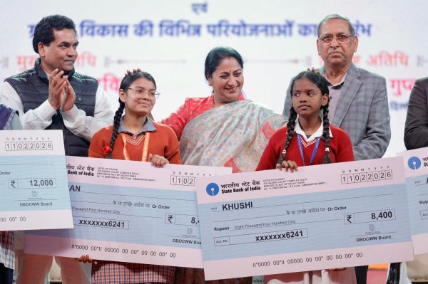 मुख्यमंत्री ने 15 हजार से अधिक निर्माण श्रमिकों के बच्चों को सौंपा छात्रवृत्ति का चेक