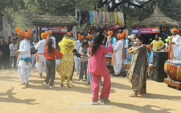 फरीदाबाद : लोक कलाकार हरियाणवी पारंपरिक संस्कृति से पर्यटकों को करवा रहे रूबरू