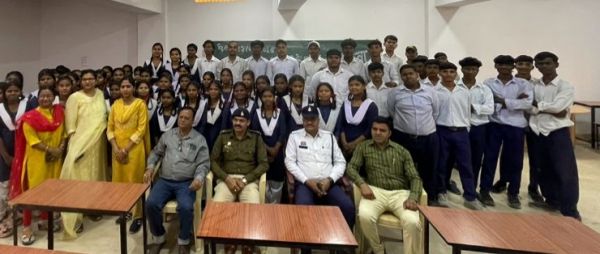 कोरबा में यातायात पुलिस का सड़क सुरक्षा जागरूकता अभियान, स्कूली छात्रों को बताए ट्रैफिक नियम