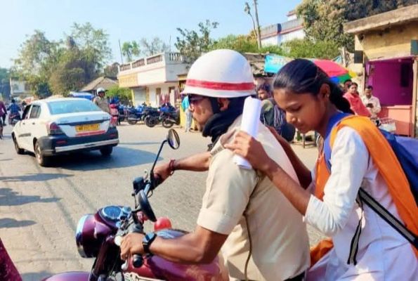 मेदिनीपुर में यातायात पुलिस की मानवतापूर्ण पहल, चार छात्र हुए परीक्षा में शामिल