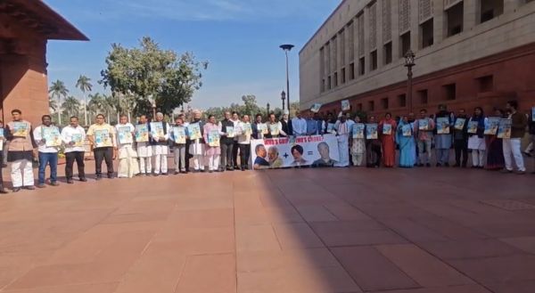 हरदीप सिंह पुरी के इस्तीफे की मांग, संसद परिसर में विपक्ष का प्रदर्शन