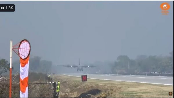 असम के मोरान में राष्ट्रीय राजमार्ग पर वायु सेना के एयर क्राफ्ट से उतरे प्रधानमंत्री