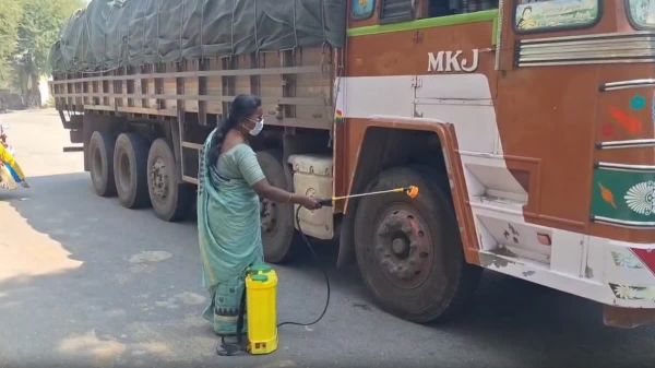 बर्ड फ्लू की रोकथाम के लिए तमिलनाडु-आंध्र सीमा पर सख्ती, वाहनों पर कीटाणुनाशक का छिड़काव तेज