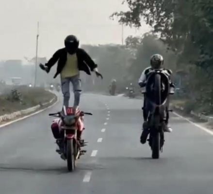  फोर लेन सड़क पर रीलबाजी का खतरनाक खेल