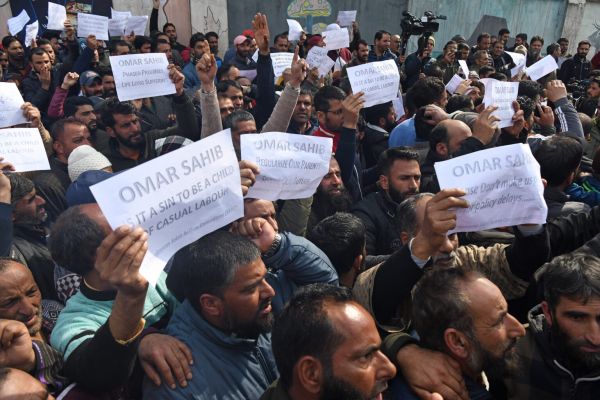  श्रीनगर में नियमितीकरण की मांग को लेकर दिहाड़ी मजदूरों का प्रदर्शन