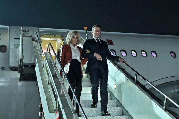 भारत के दौरे पर पहुंचे फ्रांस के राष्ट्रपति इमैनुएल मैक्रों, राफेल विमान सौदा समेत अहम मुद्दों पर चर्चा