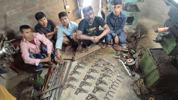 केपी एसटीएफ ने किया अवैध हथियार फैक्ट्री का भांडाफोड़, पांच गिरफ्तार