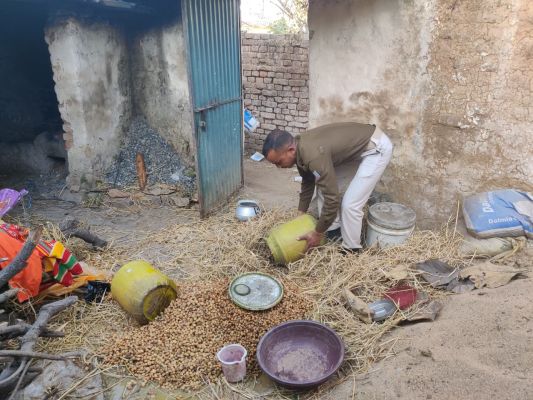 रामगढ़ में 400 किलो जावा महुआ व 35 लीटर शराब जब्त