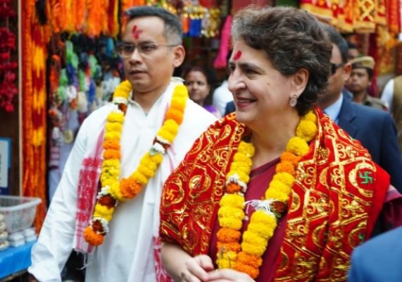 दो दिवसीय दौरे पर गुवाहाटी पहुंची प्रियंका गांधी, मां कामाख्या का लिया आशीर्वाद