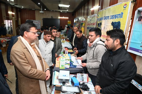 मुख्यमंत्री ने स्टॉलों का निरीक्षण कर ग्रामीणों की सुनी समस्याएं