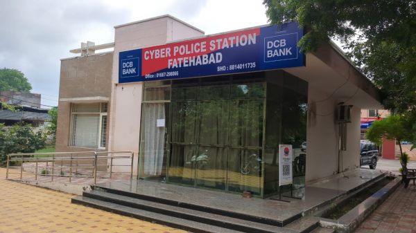 फतेहाबाद : महिला के खाते से लाखों रुपये निकाले, केस दर्ज