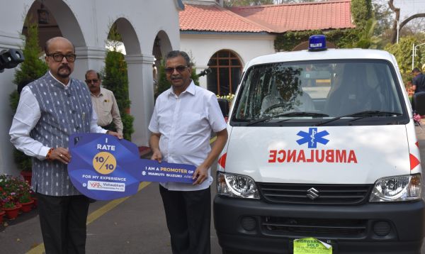  रायपुर : राज्यपाल डेका ने निरामय आरोग्य संस्थान को सौंपी एम्बुलेंस की चाबी