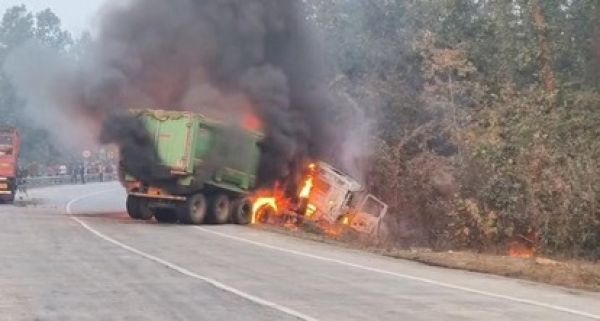  कोरबा : कोयला लदे ट्रेलर और सीमेंट गाड़ी में भीषण टक्कर, आगजनी से चालक जिंदा जला