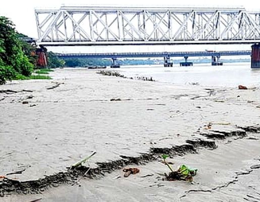 रूपनारायण में ड्रेजिंग से बालू मजदूरों पर संकट