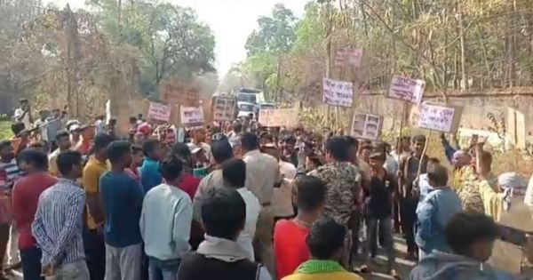 सड़क की बदहाली पर ग्रामीणों का प्रदर्शन, मतदान बहिष्कार की चेतावनी