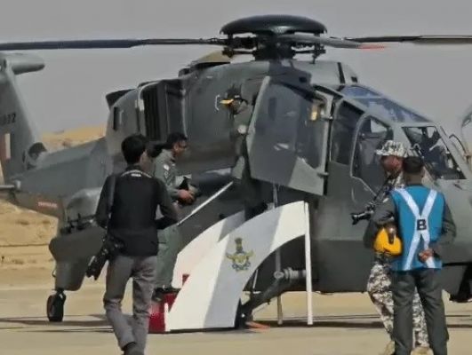 राष्ट्रपति ने जैसलमेर में &lsquo;प्रचंड&rsquo; हेलिकॉप्टर में उड़ान भरी