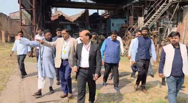 9 मजदूरों की मौत के बाद बंद पड़ी सासामुसा चीनी मिल फिर होगी चालू ? हेलीकॉप्टर से पहुंचे अपर मुख्य सचिव व निरानी ग्रुप चेयरमैन