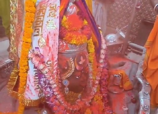 देश में सबसे पहले महाकालेश्वर मंदिर में खेली गई होली, भस्म आरती में उड़ा हर्बल गुलाल